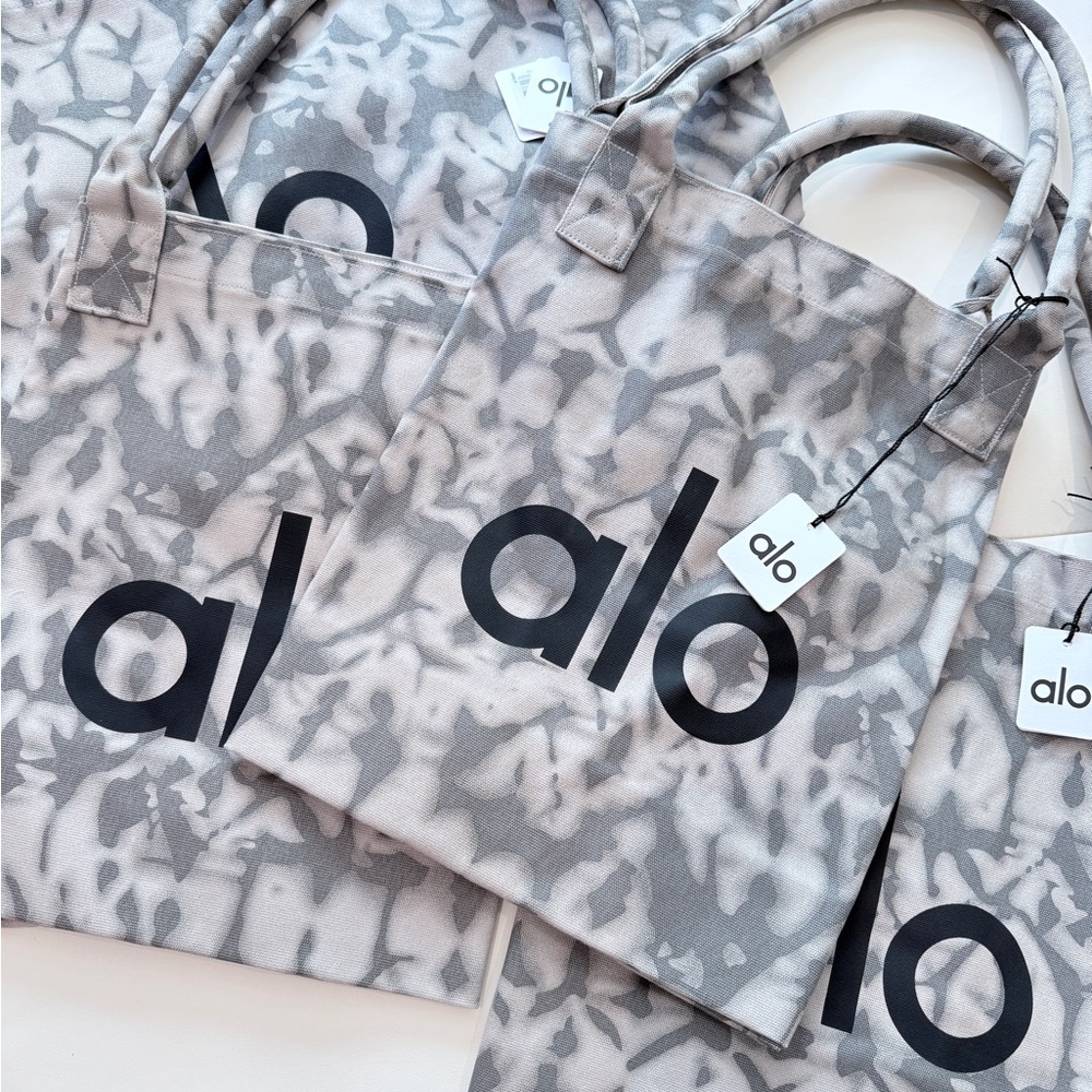 ALO Yoga Gray and White Patterned Tote